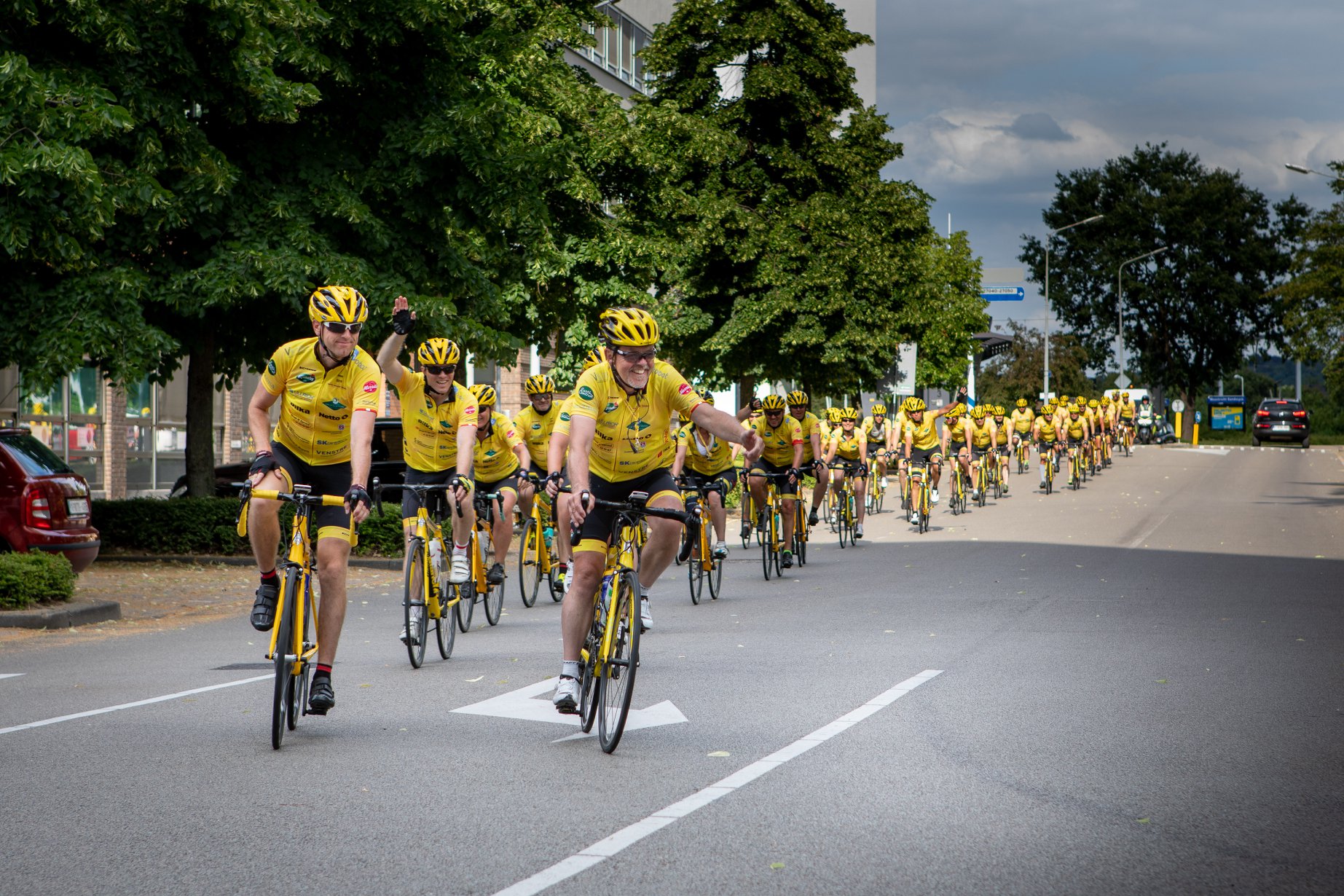 54 Rynkeby-teams på mere 2000 Bianchi-cykler er kørt til Paris | Sports-blog.dk