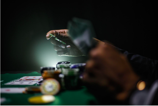 En man med pengar och pokerchips i handen